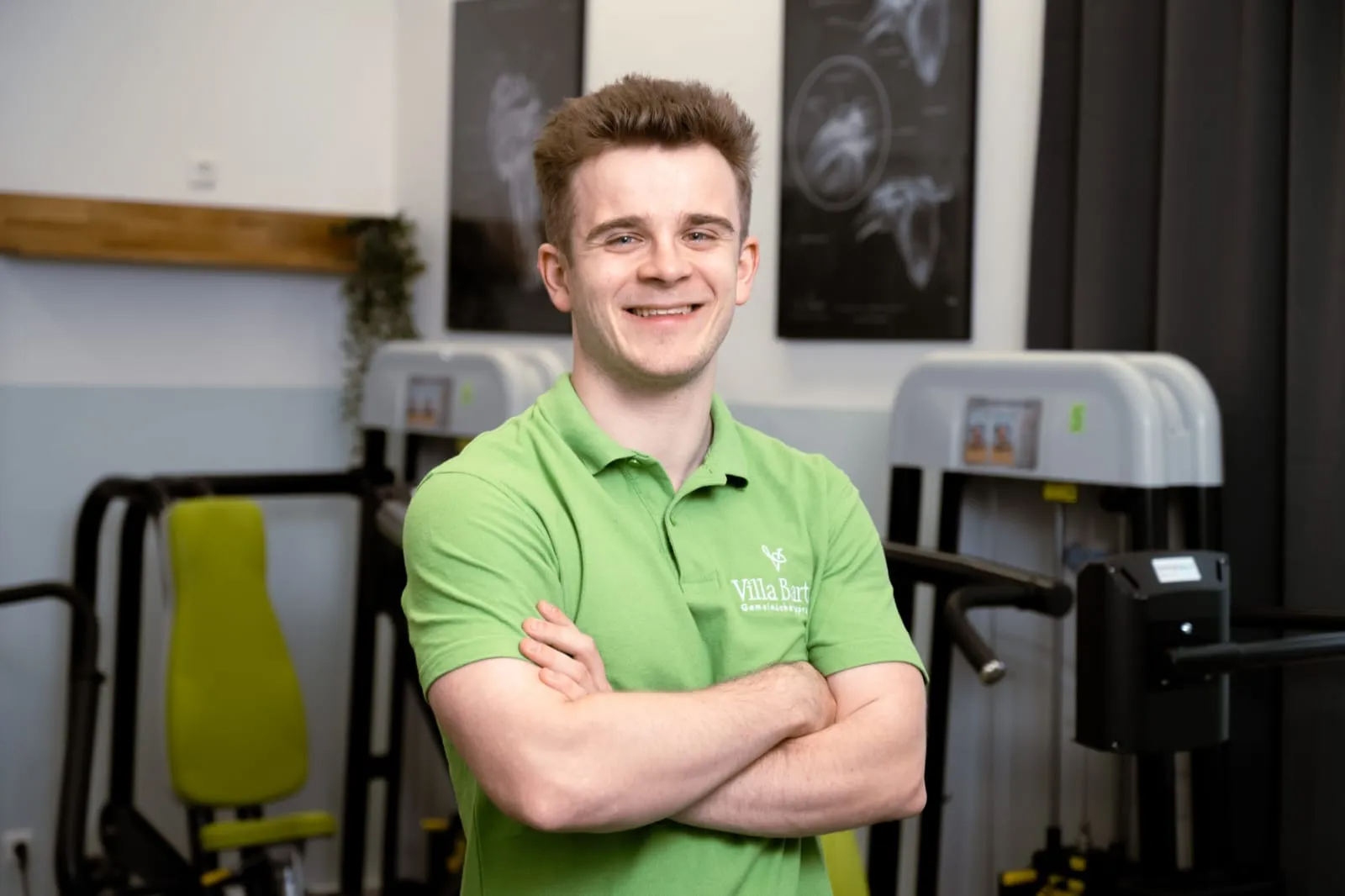 Portrait von Physiotherapeut Lukas Eder in der Praxis